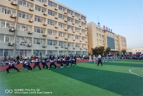 学生拔河比赛